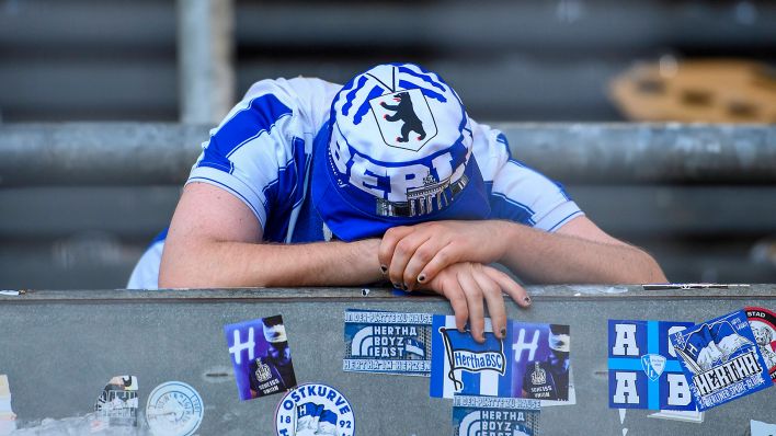 Ein enttäuschter Hertha-Fan (imago images/Anke Waelischmiller)