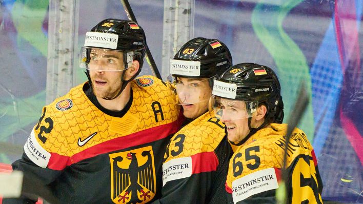 Die deutschen Eishockey-Nationalspieler (v.l.) Marcel Noebels, Leo Pförderl und Marc Michaelis feiern einen Treffer beim WM-Sieg gegen Frankreich (imago images/ActionPictures)