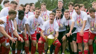 Die Mannschaft des FC Energie Cottbus feiert den Gewinn des Brandenburger Landespokals (imago images/fotostand)
