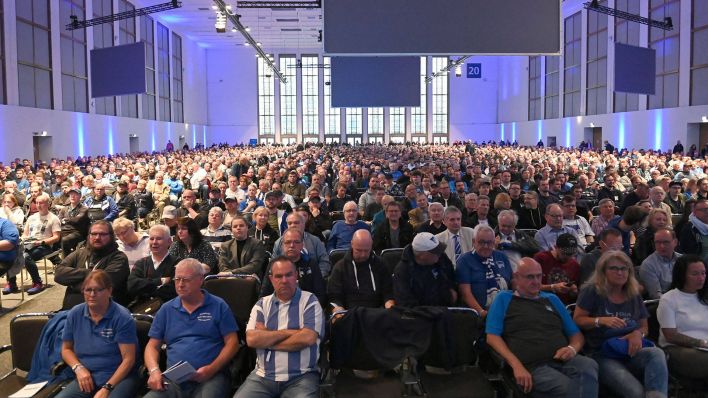 Gefüllter Saal bei der Mitgliederve3rsammlung von Hertha BSC (Bild: Imago/Matthias Koch)