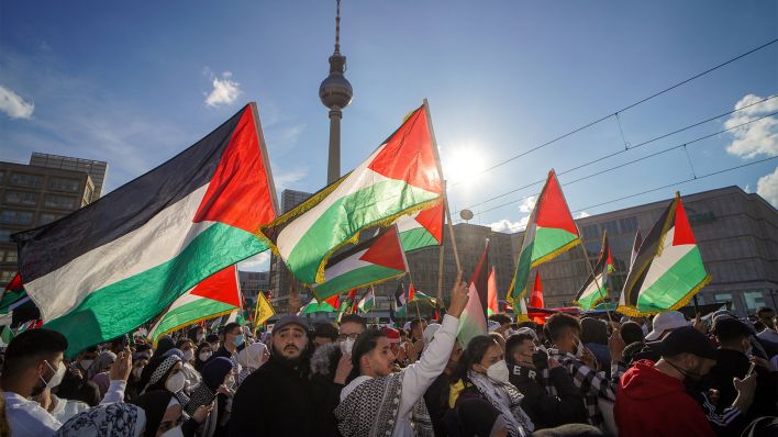 Am 19.05.2021 demonstrieren Menschen mit Palästina-Flaggen am Alexanderplatz (Bild: imago iamges/Stefan Zeitz)