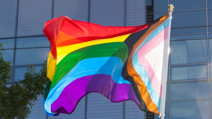 Eine Progress Pride Flag wird während einer Demonstration in Seattle (USA) hochgehalten. (Quelle: imago-images/Paul Christian Gordon)