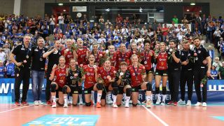 Die Volleyballerinnen des SC Potsdam jubeln über die Vize-Meisterschaft. Quelle: imago images/Pressefoto Baumann
