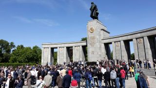 Gedenkzeremonie mit Kranzniederlegung am sowjetischen Ehrenmal im Berlin-Tiergarten. (Quelle: imago images/J. Schicke)