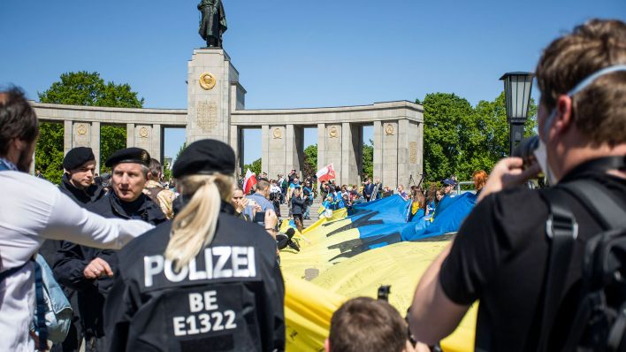 Tag der Befreiung in Berlin, Eine große Ukrainische Flagge wurde vor dem Mahnmal ausgebreitet. Die Polizei unterband nach einigen Minuten die Aktion und ließ die Flagge einrollen von Polizeikräften. (Quelle: imago images/A. Friedrichs)