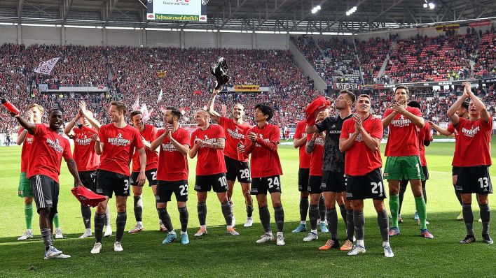 Unions Spieler jubeln über das Erreichen des Europapokals in Freiburg. Quelle: imago images/Jan Huebner