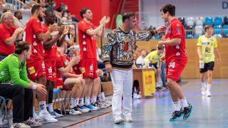VfL Potsdam Trainer Bob Hanning gibt in einem wunderschönen Pullover am Rand eines Handballspiels Anweisungen. (Quelle: imago/Camera4+)