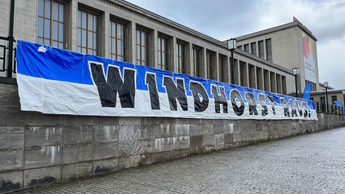 Banner "Windhorst raus" am Messegelände (Bild: rbb)