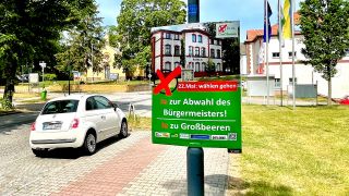 Plakat zur Abwahl von Großbeerens Bürgermeister Tobias Borstel im Mai 2022. (Quelle: rbb/Oliver Soos)