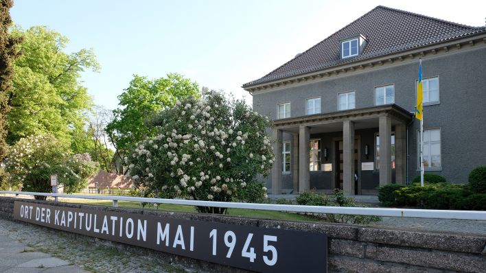Vor dem Museum Karlshorst steht am 08.05.2022 "Ort der Kapitulation Mai 1945" anstatt wie bisher "Deutsch-Russisches Museum". (Quelle: rbb24/Caroline Winkler)