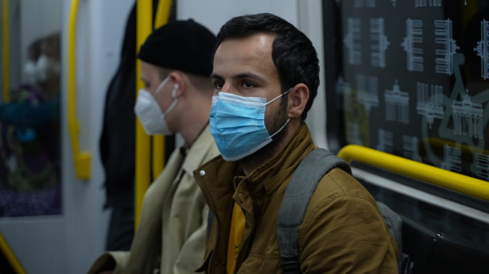 Fahrgast in der Berliner BVG mit Maske (Quelle: rbb)