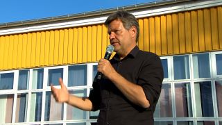 Robert Habeck spricht zu den Beschäftigten der PCK Schwedt. (Bild: ARD aktuell)