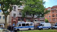 Die Berliner Polizei sichert das seit langem leerstehende und verfallende Wohnhaus am Hindenburgdamm in Steglitz. (Quelle: rbb/Friederike Steinberg)