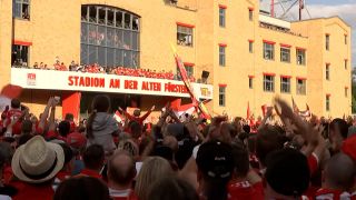 Fans von Union Berlin feiern vor dem Stadion an der Alten Försterei in Berlin-Köpenick. (Bild: rbb)