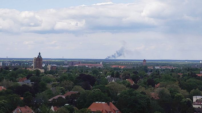 Rauchsäule über Hennigsdorf, dort brennt es in einem Gewerbegebiet. (Quelle: rbb)
