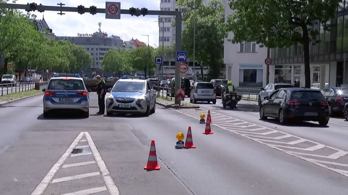 Die Polizei regelt nach einem Ampelausfall am Adenauerplatz den Straßenverkehr (Bild: rbb)
