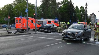 Nach einem Unfall in Berlin-Mariendorf werden zwei Autos von Rettungskräften geborgen (Bild: Pudwell)