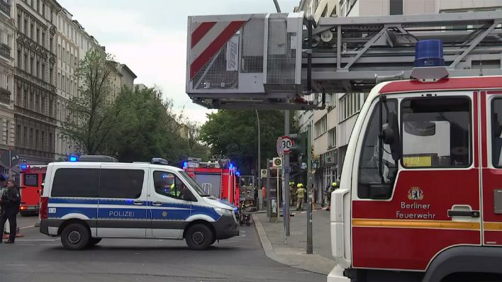 An der Ecke Turmstraße/Beusselstraße brennt es, die Feuerwehr ist mit vielen Wagen vor Ort (Quelle: rbb)
