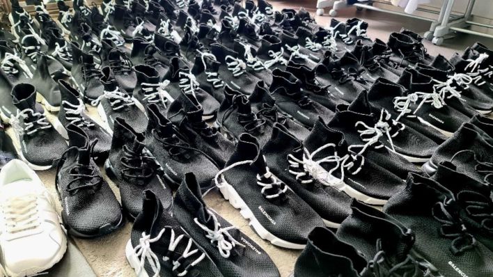 Jede Menge gefäschte Schuhe der Marke Balenciaga hat der Zoll beschagnahmt. (Foro: Zollfahndungamt Berlin-Brandenburg)