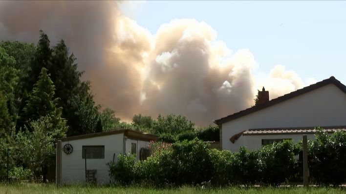 Unmittelbar hinter den Häusern brennt der Wald, Bild: TeleNewsNetwork