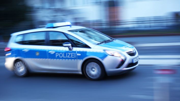 Ein Polizeiauto fährt in Berlin im Stadtteil Lichterfelde am 23.02.2019 bei einem Blaulichteinsatz über eine Hauptstraße. (Quelle: dpa/Wolfram Steinberg)