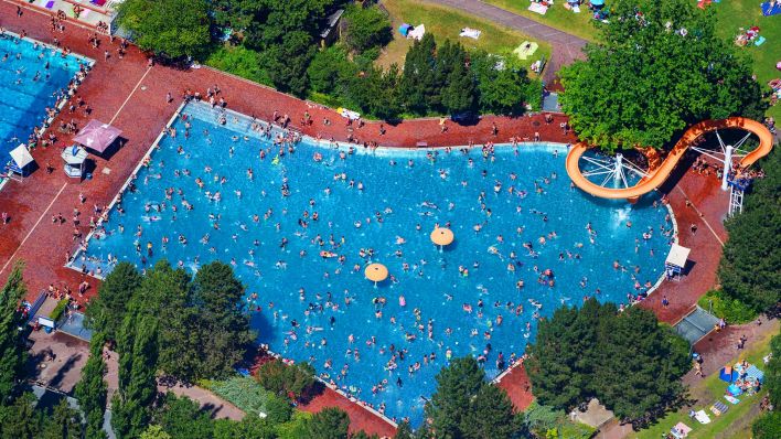 Sommerbad am Insulaner in Berlin-Steglitz (Luftaufnahme). (Quelle: dpa/G.Fischer)