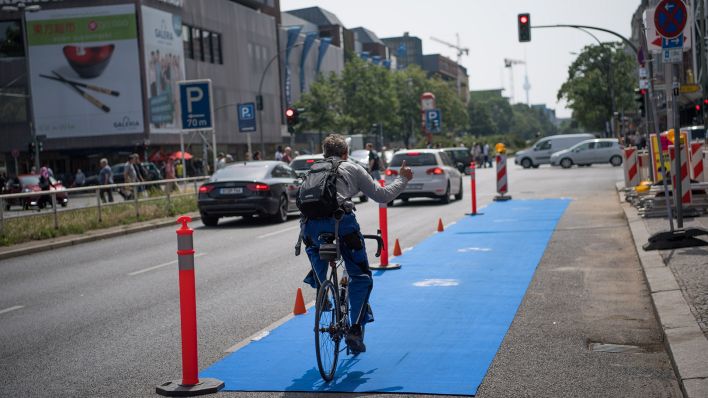Bei einer Veranstaltung unter dem Motto "Der Wedding braucht einen geschützten Radweg" ist auf der Müllerstraße ein blauer Teppich als Radweg ausgerollt worden. (Quelle: dpa/Jörg Carstensen)