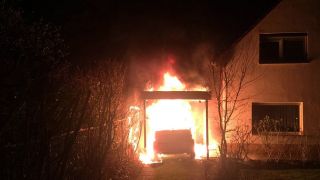 Ein brennendes Fahrzeug steht am 01.02.2018 in Berlin-Neukölln in der Garage von Linken-Politiker Ferat Kocak. (Quelle: dpa/Die Linke Berlin/Ferat Kocak)