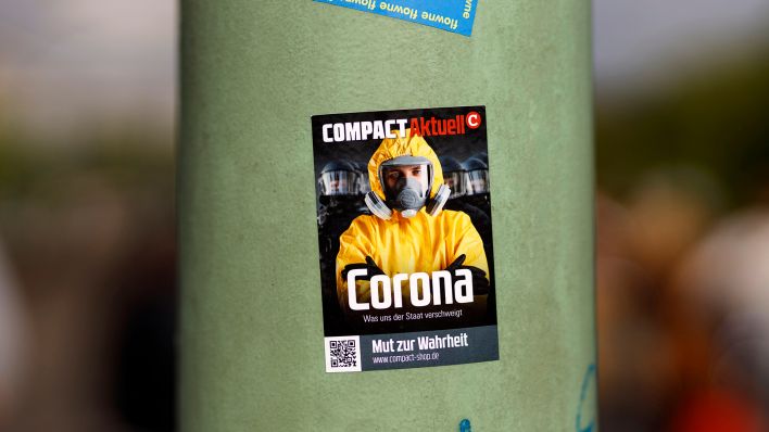 Ein Sticker für das COMPACT-Magazin am Rande einer Demo von Gegnern der Corona-Maßnahmen in Köln am 23.05.2020. (Quelle: dpa/Christoph Hardt)