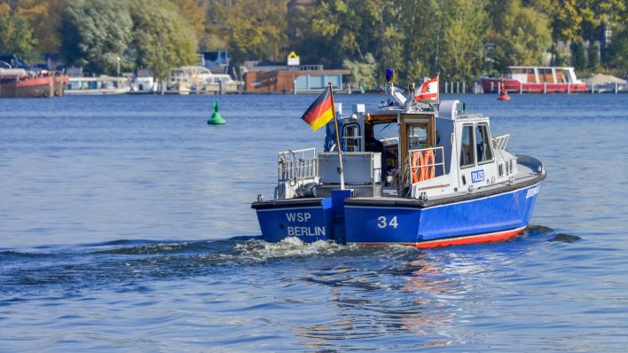 Symbolbild: Ein Polizeiboot der Wasserpolizei an der Rummelsburger Bucht in Friedrichshain. (Quelle: dpa/Joko)