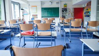 Archivfoto: Vor acht Uhr sind die Stühle in einem Klassenzimmer einer Grundschule in Prenzlauer Berg noch auf den Tischen. (Quelle: dpa / Annette Riedl).