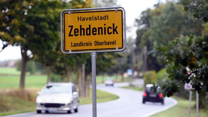 Archivbild: Autos fahren auf der Bundesstraße B 109 am Ortseingangsschild der Havelstadt vorbei. (Quelle: dpa/Soeren Stache)