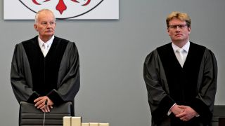 Archivbild: Udo Lechtermann (l), Vorsitzender Richter, und Jörn Kattenstroh, beisitzender Richter, kommen in den Gerichtssaal. (Quelle: dpa/Fabian Sommer)