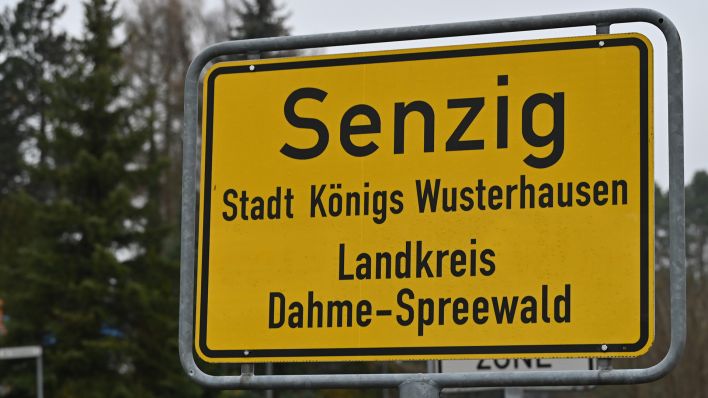 Das Ortseingangsschild von Senzig, einem Ortsteil der Stadt Königs Wusterhausen im Landkreis Dahme-Spreewald. (Quelle: dpa/Patrick Pleul)