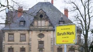 Vor einem Haus in Baruth steht am 13.01.2022 ein Ortsschild mit der Aufschrift „Mein Brandenburg Baruth/Mark ist unser star“. (Quelle: dpa/Soeren Stache)