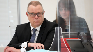 Michael Stübgen (CDU), Minister des Innern und für Kommunales, verfolgt am 20.01.2022 während der Landtagssitzung eine Aktuelle Stunde (Quelle: dpa/Soeren Stache)