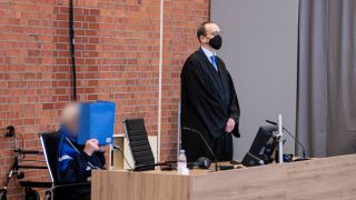 Der angeklagte ehemalige KZ-Wachmann Josef S. (l) und sein Anwalt Stefan Waterkamp am 23.02.2022 im Gerichtssaal in einer Turnhalle. (Quelle: dpa/Fabian Sommer)