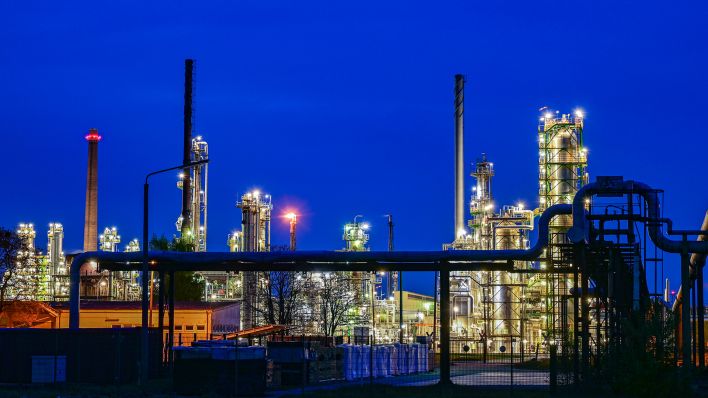 Die Anlagen der Erdölraffinerie auf dem Industriegelände der PCK-Raffinerie GmbH am 05.04.2022. (Quelle: dpa/Patrick Pleul)