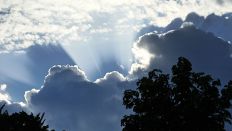 Dunkle Wolken verdecken die Sonne-ein Gewitter zieht auf. (Foto: picture alliance/Sven Simon)
