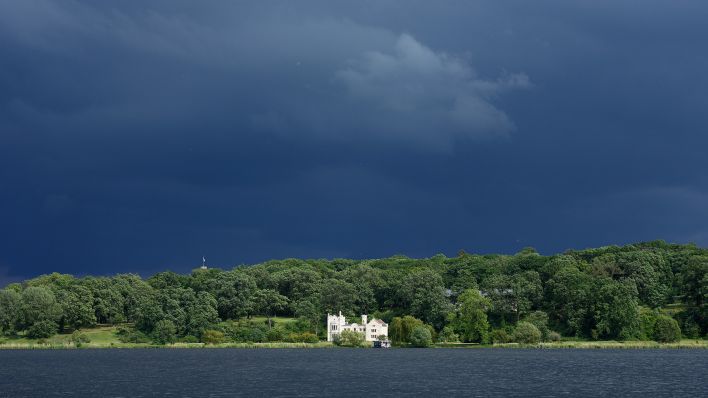 Dunkle Wolken ziehen über den am Tiefen See liegenden Park und das Kleine Schloss Babelsberg (Symbolbild, Quelle: dpa/Soeren Stache)
