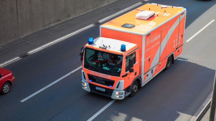 Symbolbild: Ein Einsatzfahrzeug der Berliner Feuerwehr am 25.05.2022 auf der Stadtautobahn. (Quelle: dpa/Michael Kuenne)