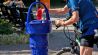 Ein Radfahrer füllt am 18.06.2022 am Tegeler See an einem Trinkbrunnen seine Wasserflasche auf. (Quelle: dpa/Paul Zinken)