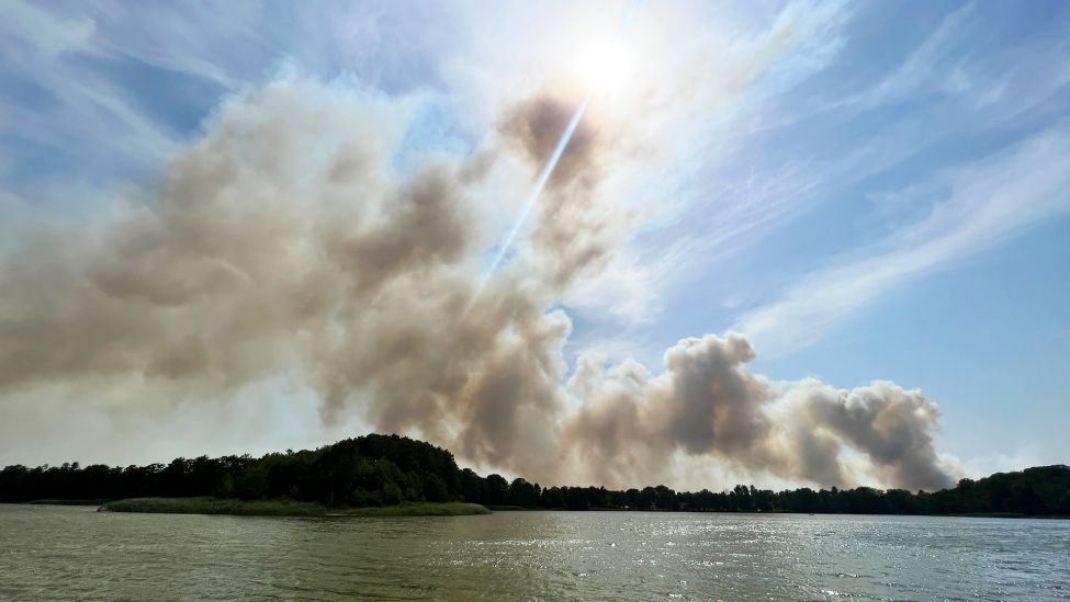 Eine Rauchwolke des Waldbrandes bei Treuenbrietzen ist weithin sichtbar über den Seddiner See. (Quelle: dpa/S.Pilick)