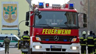 Archiv: Einsatzkräfte der Feuerwehr im brandenburgischen Bad Freienwalde (Märkisch-Oderland). (Foto: Patrick Pleul/dpa)
