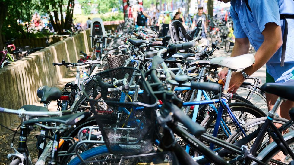 An einem Freibad in Berlin stehen am 26.06.2022 sehr viele Fahrräder angekettet. (Quelle: dpa/Annette Riedl)