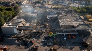 Feuerwehrleute des Staatlichen Katastrophenschutzes beseitigen am 27.06.2022 die Trümmer eines Einkaufszentrums, das nach einem Raketenangriff in Brand geraten ist. (Quelle: dpa/Efrem Lukatsky)