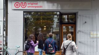 Kunden gehen am 19.09.2014 in Berlin in den Supermarkt "Original unverpackt" in der Wiener Straße in Kreuzberg hinein. (Quelle: dpa/Jens Kalaene)