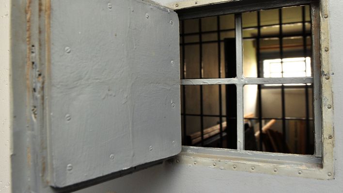 Archivbild: Blick in eine doppelt vergitterte Zelle im früheren DDR-Militärgefängnis Schwedt, aufgenommen am 13.08.2010. (Quelle: dpa/Bernd Settnik)