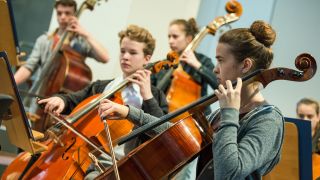 Junge Musiker vom deutsch-polnischen Jugendorchester proben am 25.05.2016 für ihren Auftritt in der Konzerthalle in Frankfurt (Oder) (Brandenburg). (Quelle: dpa/Patrick Pleul)