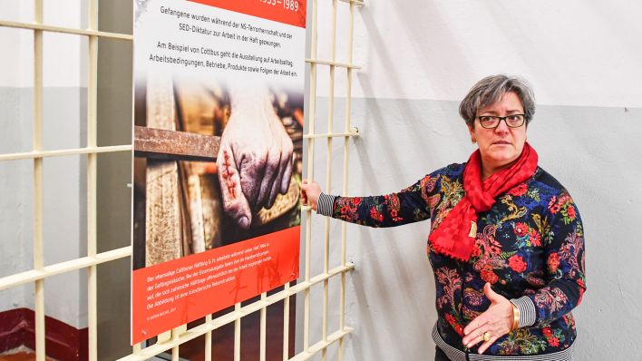 Die Vorsitzende vom Verein Menschenrechtszentrum Sylvia Wähling neben einem Plakat. (Quelle: dpa/P.Pleul)